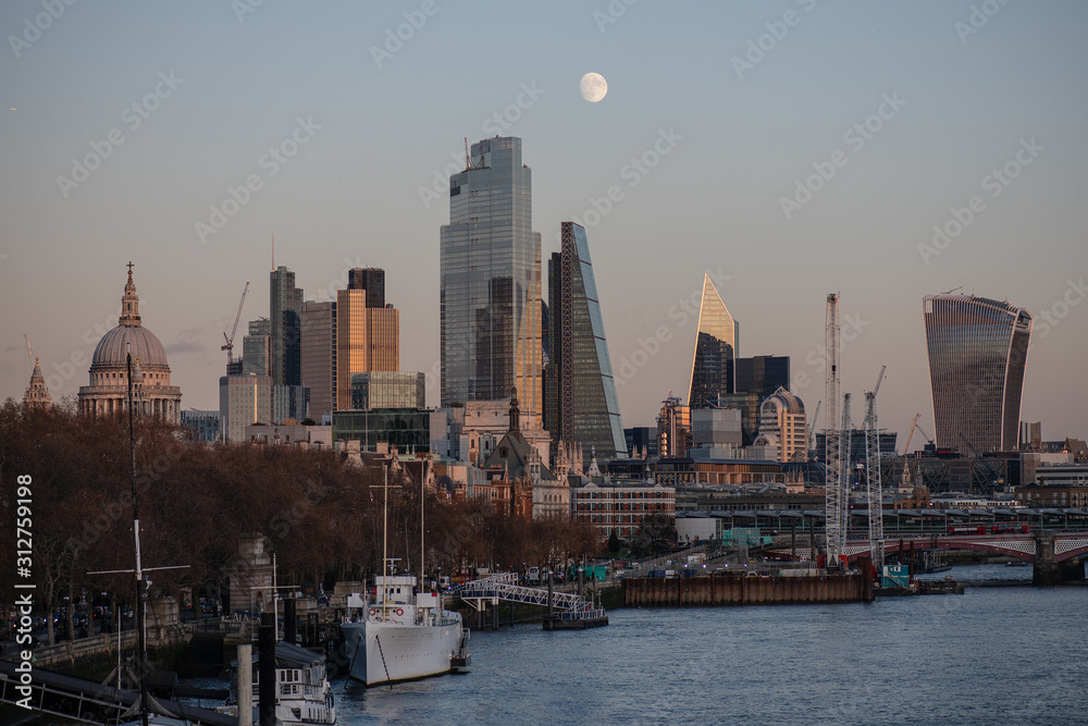 Obraz premium View of the City from Waterloo Bridge