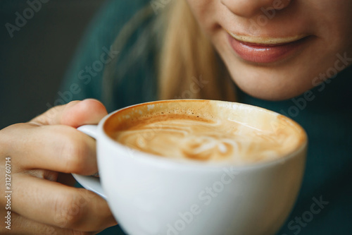 Foto Close up girl is drinking coffee