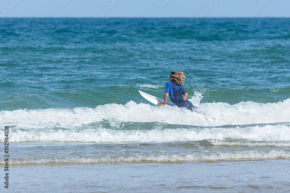 Surfeur à Lacanau (Gironde, France)