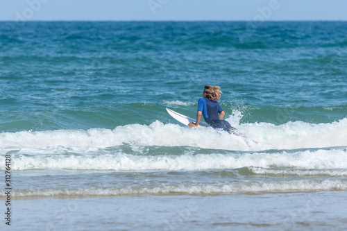 Surfeur à Lacanau (Gironde, France)