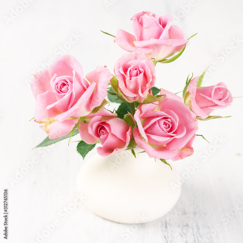 Fototapeta Naklejka Na Ścianę i Meble -  Fresh flowers bouquet of pink roses