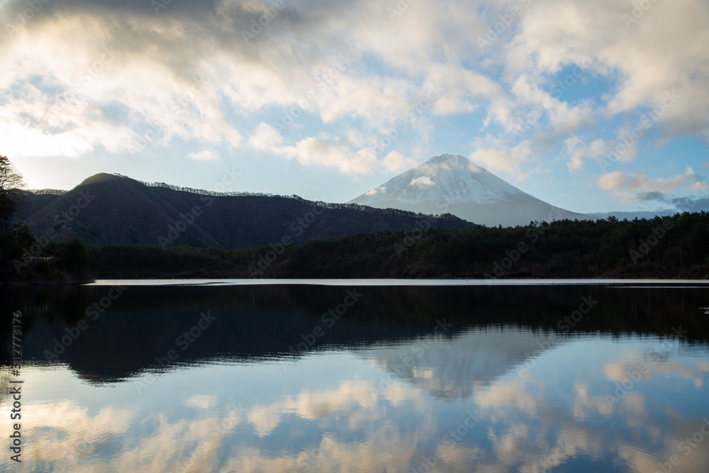 初日の出の富士山　西湖より