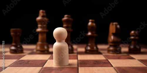 Fotografi New business leader confrontation with king chess is a challenge for new business player, strategy and vision is key success