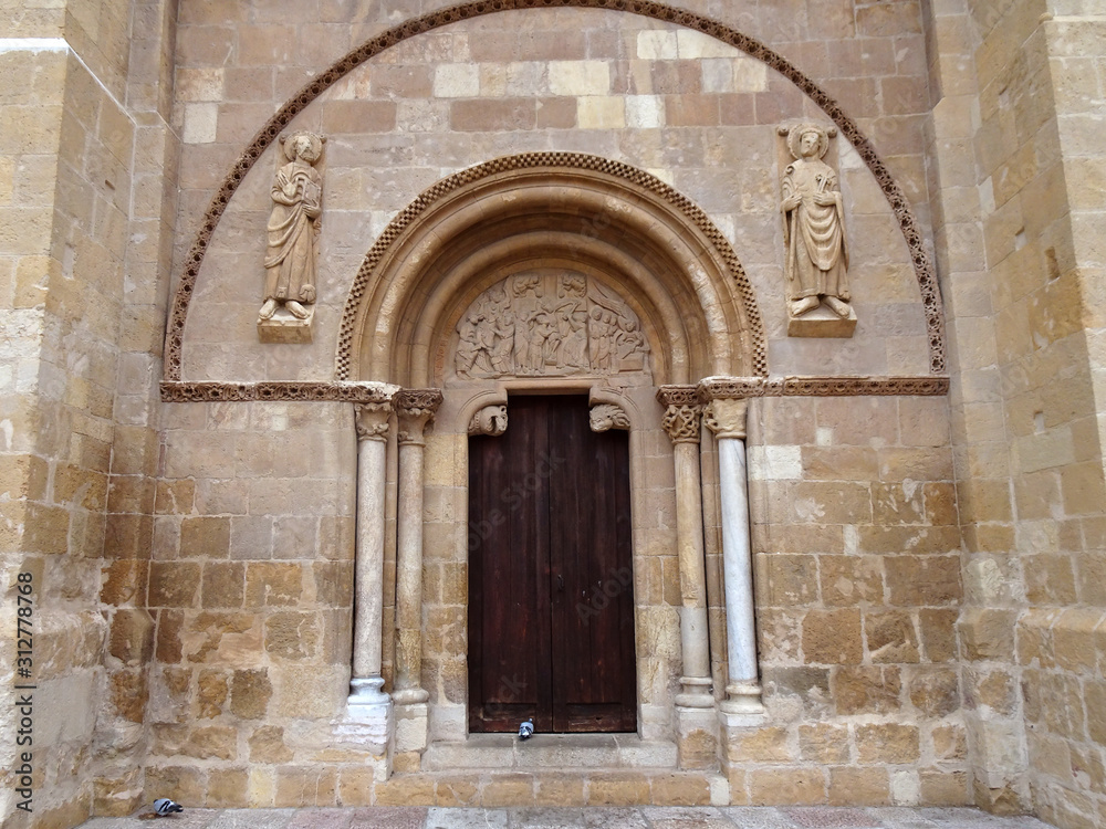 mittelalterliche tür in einer kirche