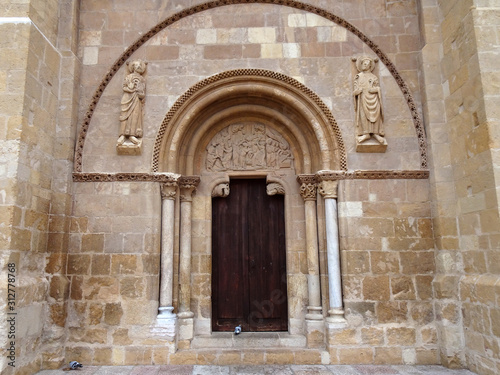 mittelalterliche t  r in einer kirche
