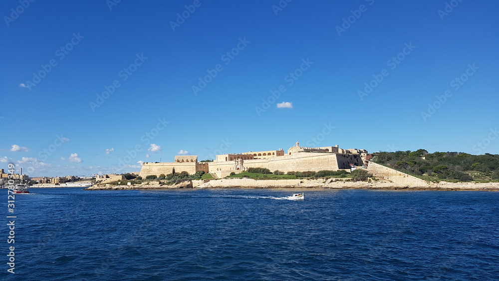 Precioso paisaje y castillo en Malta