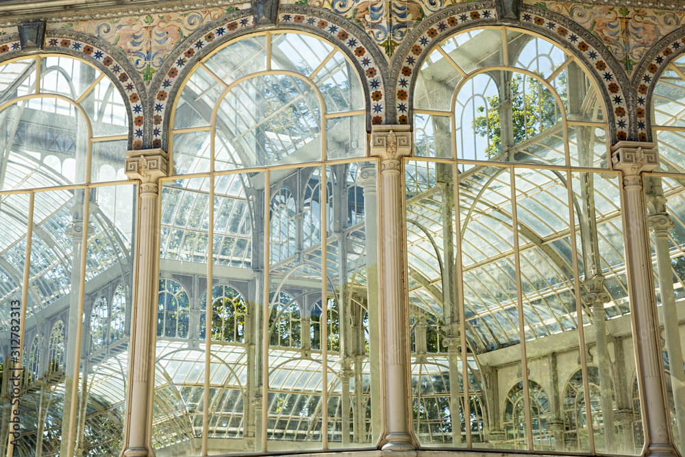 Obraz premium Detalle del Palacio de Cristal en los jardines del Buen Retiro, Madrid.