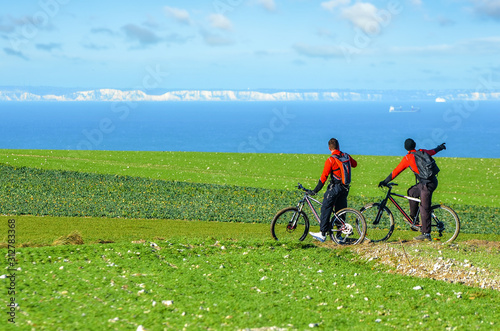 Two mountain bikers facing the English cliffs