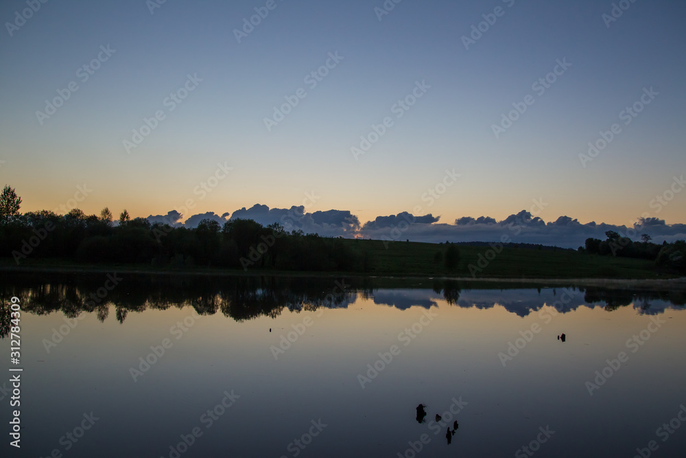 Obraz premium sunset on the lake