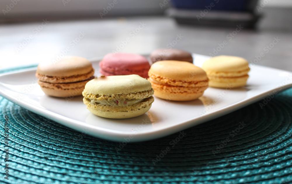 Fototapeta premium Macaron dans une assiette au chocolat citron fraise