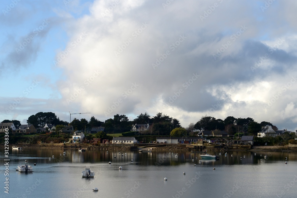 Larmor-Baden à marée basse dans le Golfe du Morbihan Larmor-Baden à marée basse dans le Golfe du Morbihan