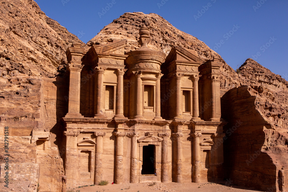 Beauty of rocks and ancient architecture in Petra, Jordan. Ancient temple  in Petra, Jordan foto de Stock | Adobe Stock