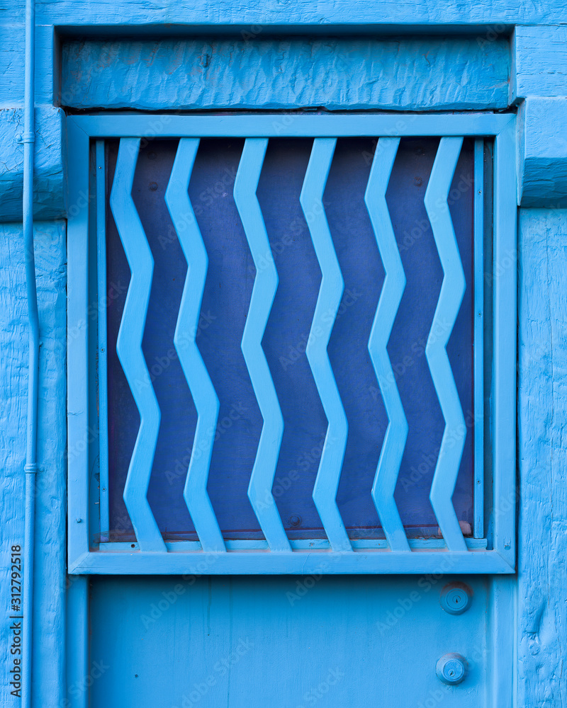 Naklejka premium Wavy blue door frame in the historic district of Santa Fe, New Mexico