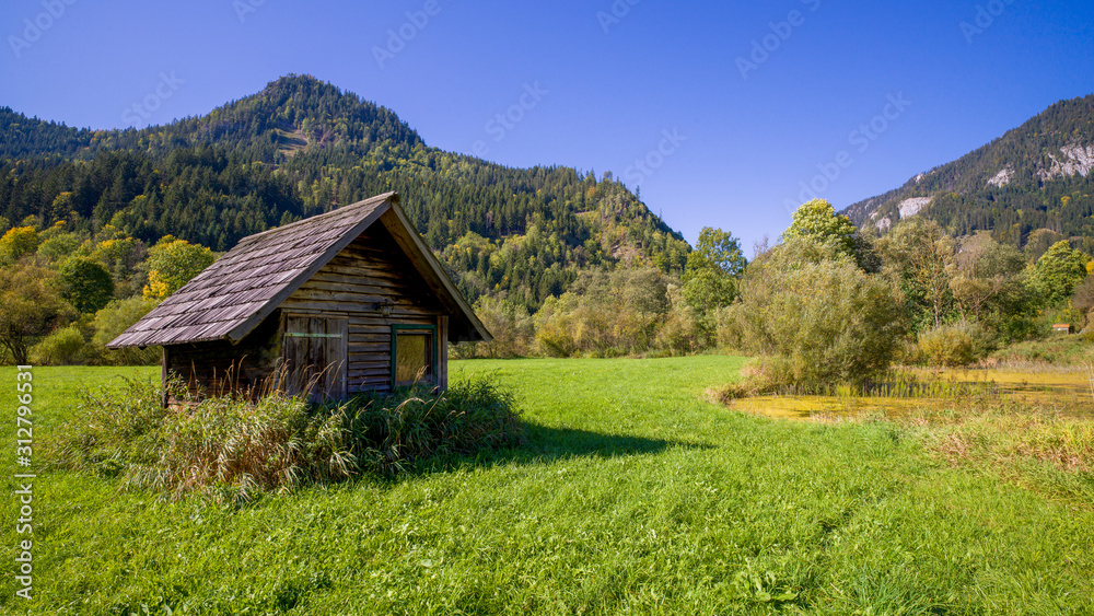 ein alter Holz Schuppen auf einer Wiese in der Steiermark 