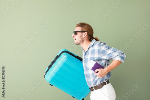 Hurrying tourist with lugga...