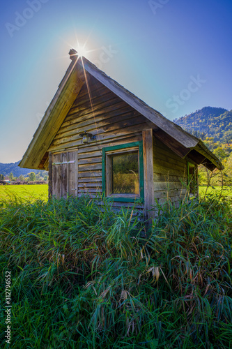 ein alter Holz Schuppen auf einer Wiese in der Steiermark  © jsr548