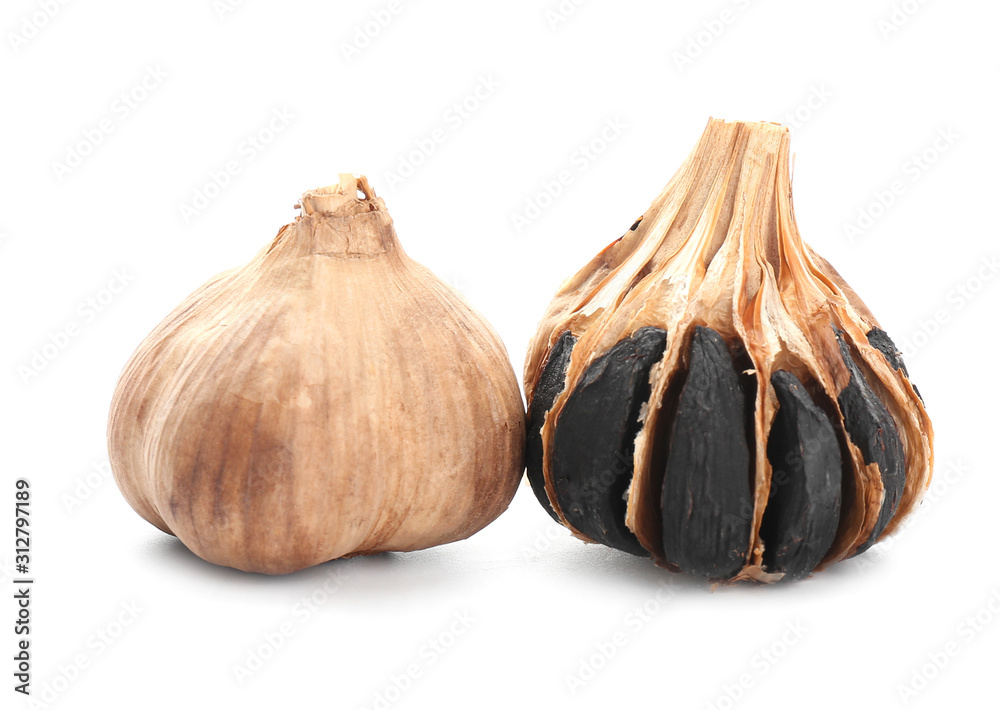 Obraz premium Black garlic on white background