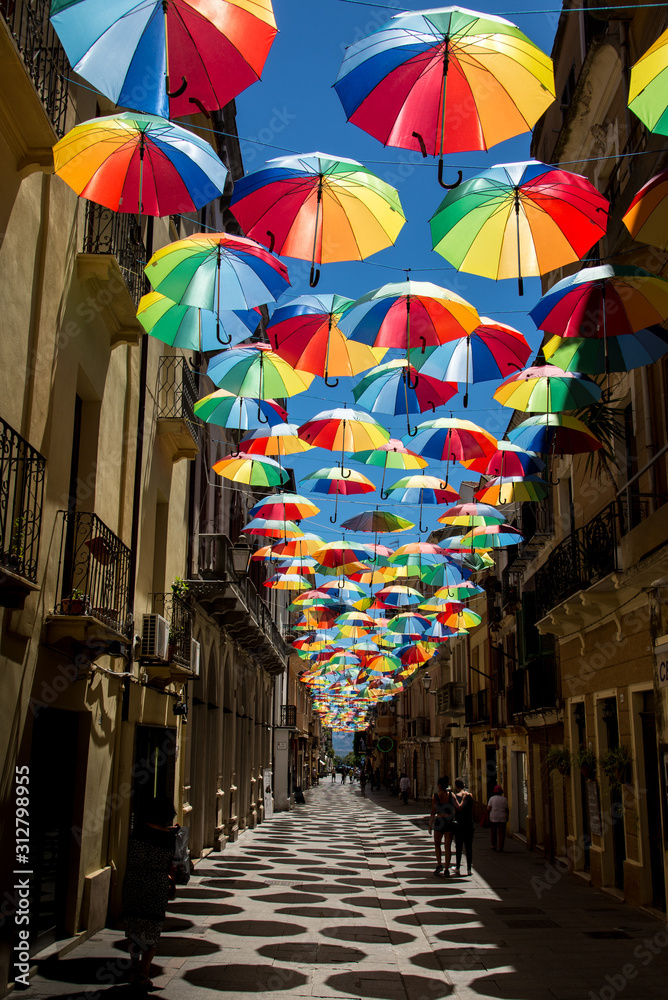 Regenschirme in der Fußgängerzone von Iglesias auf Sardinien am Mittelmeer