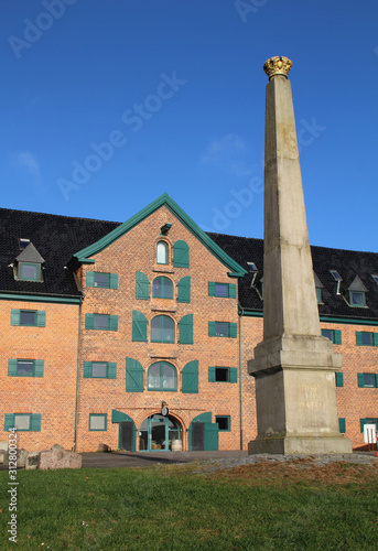 Kiel Holtenau Kanalpackhaus mit Obelisk