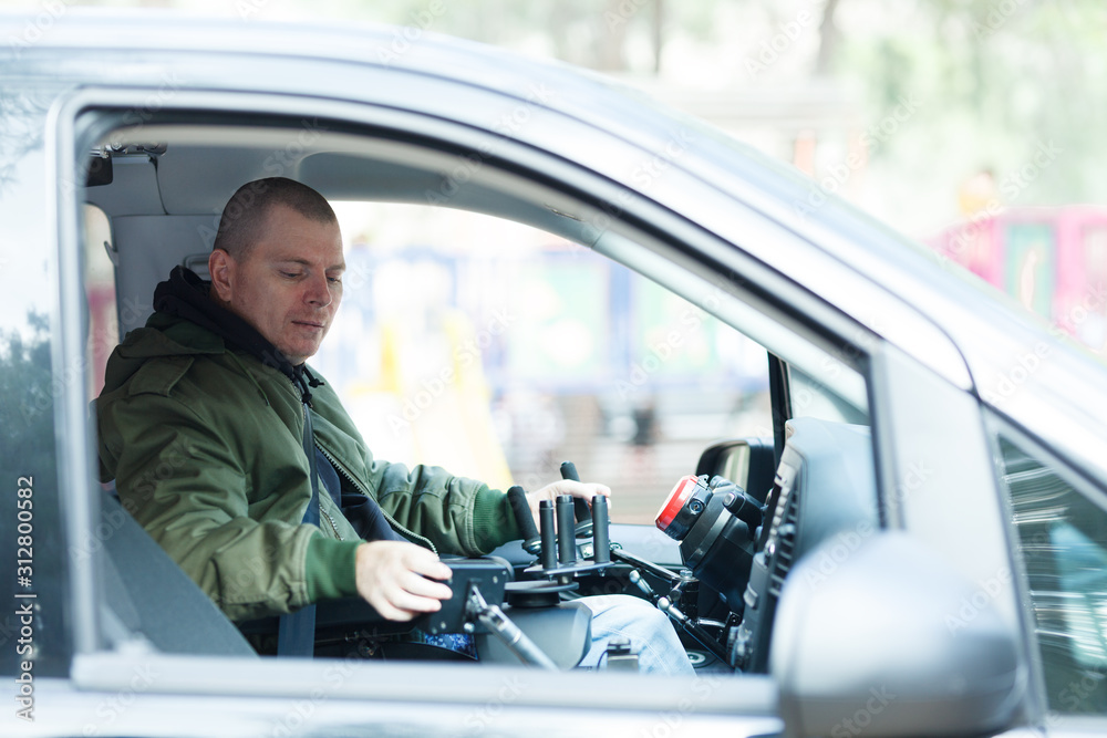 Obraz premium Car driver without steering wheel