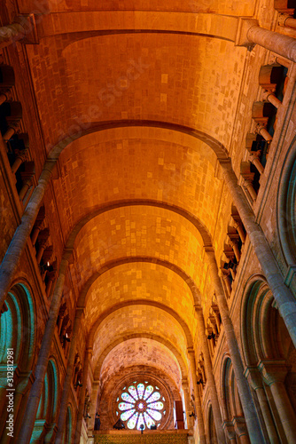 Innenansicht Catedral Sé Patriarcal Lissabon photo