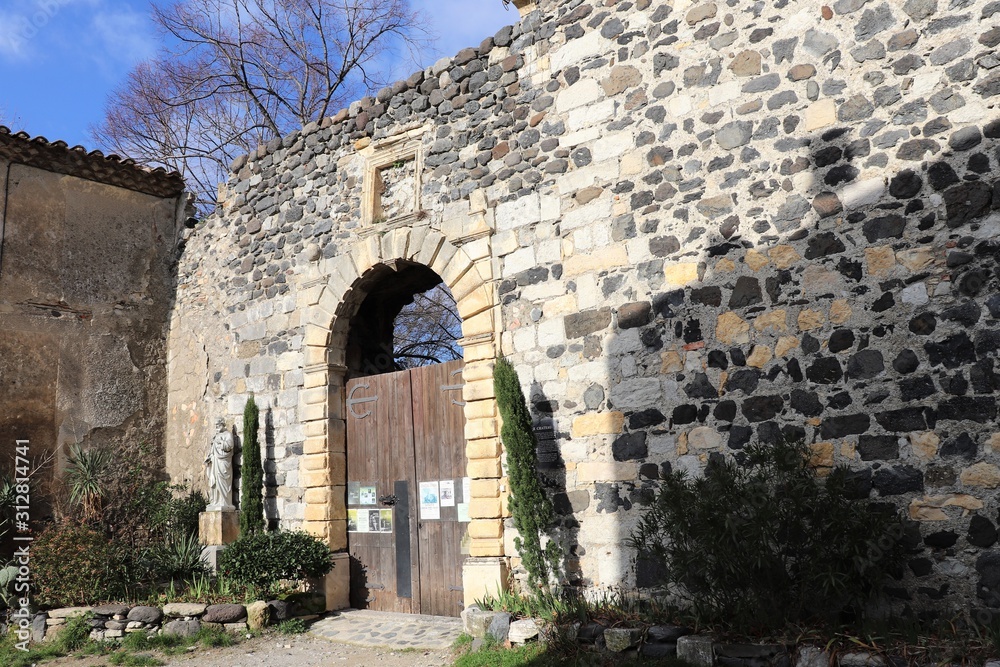 Château médiéval du village de Alba la Romaine - Département de l'Ardèche - France - Vue extérieure