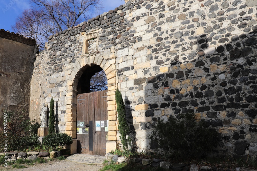 Château médiéval du village de Alba la Romaine - Département de l'Ardèche - France - Vue extérieure