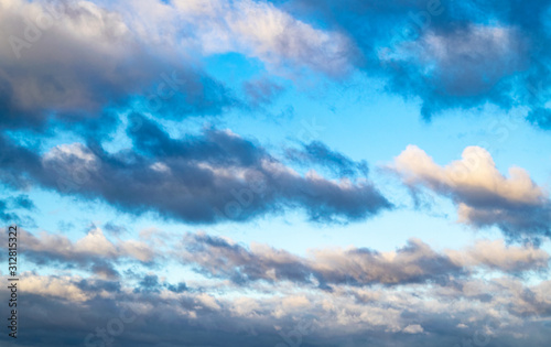 Foto blue sky with mix of clouds