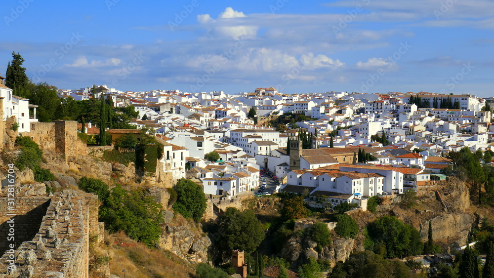 schöner Blick auf Ronda mit alter Stadtmauer und vielen weißen Häusern