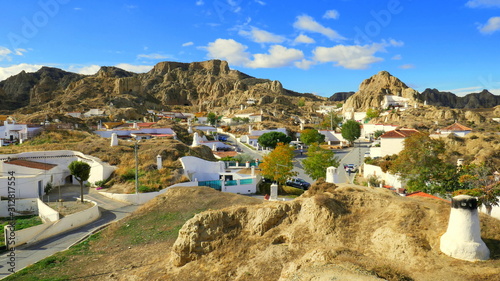 Die Stadt Guadix in Andalusien mit vielen Höhlenwohnungen in der Landschaft photo