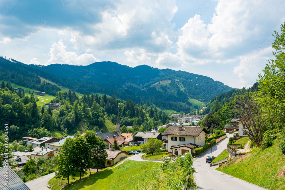 Obraz premium Picturesque alpine mountain town Muhlbach am Hochkonig.
