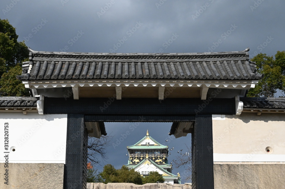 Fototapeta premium Osaka Castle from Far