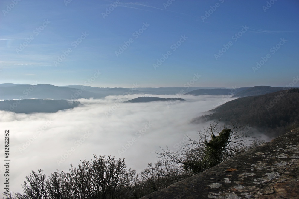 Blick von Schloss Waldeck auf den Edersee im Nebel