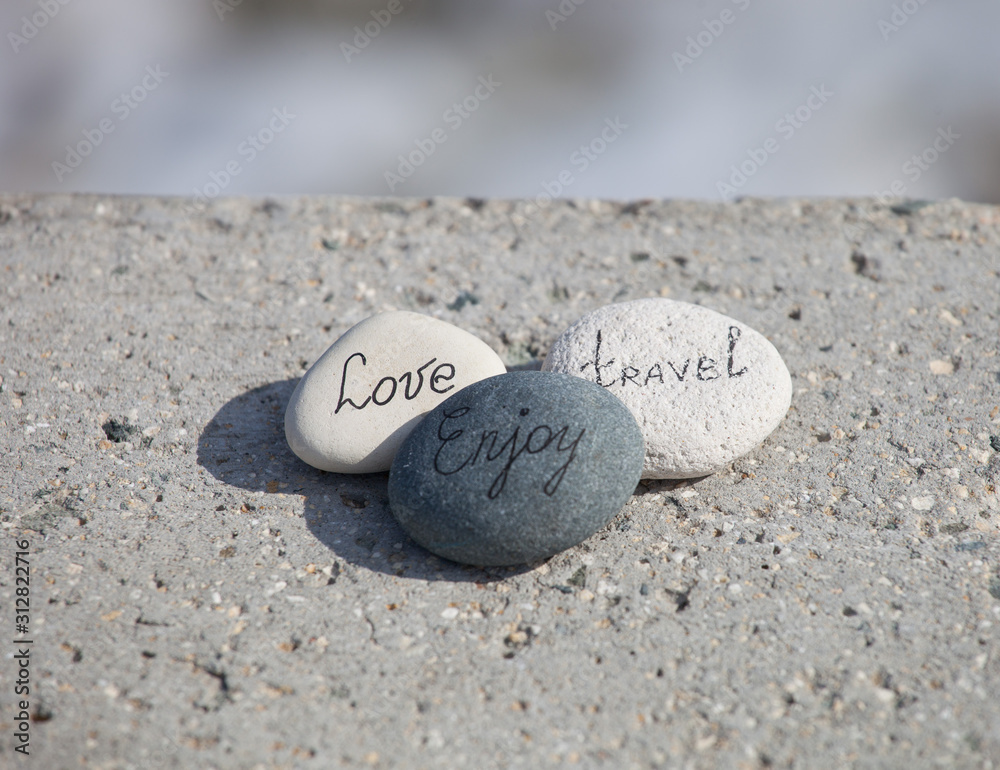 Words on pebble stones – motivational concept slogan – words love, travel,  enjoy foto de Stock | Adobe Stock