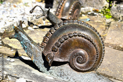 magnifique escargot en bronze sur des pavés suisse