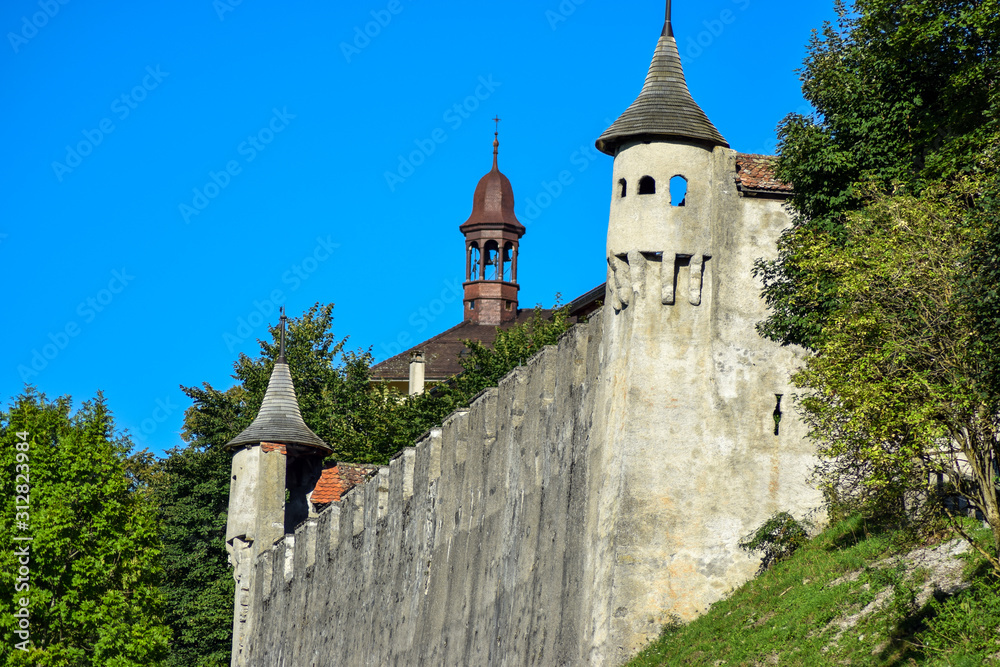 vue sur deux tours de garde et son clocher château de Gruyères est un château situé dans la ville suisse de Gruyères dans le canton de Fribourg.