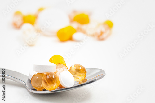 Medikamente vor weißem Hintergrund