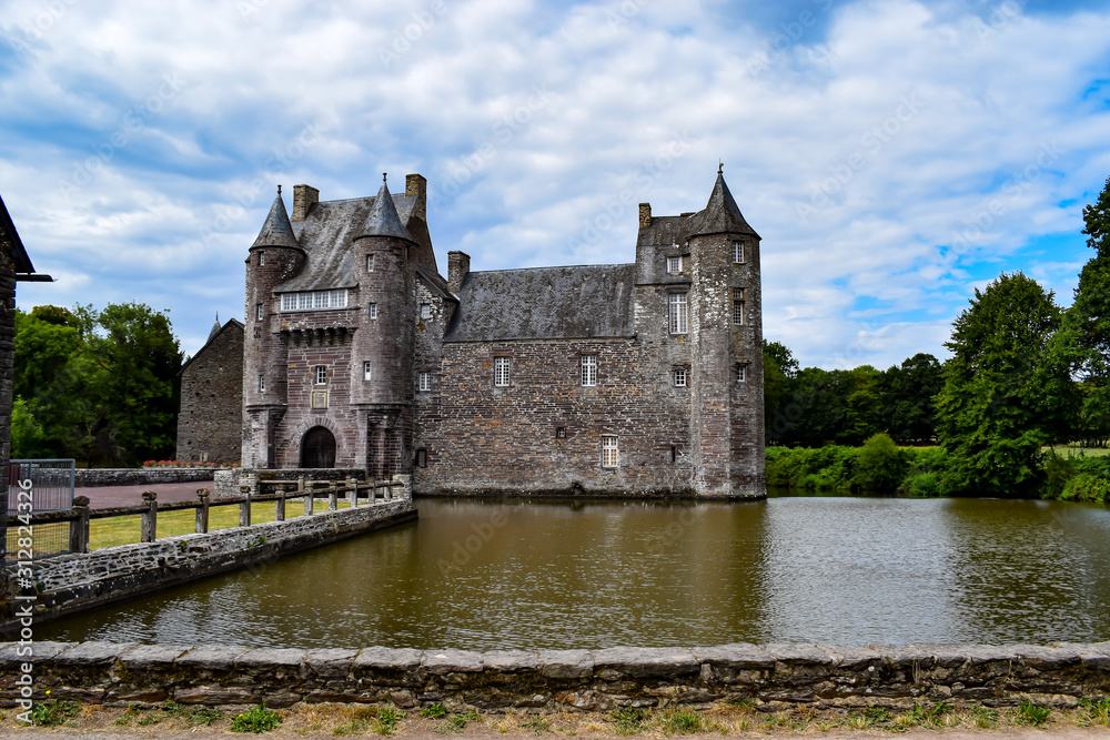 château de Trécesson du XIVe siècle forêt de Paimpont-Brocéliande Région Bretagne Département du Morbihan Commune de Campénéac