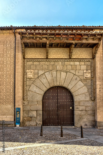 Puerta del edificio de la Alhondiga, Segovia photo