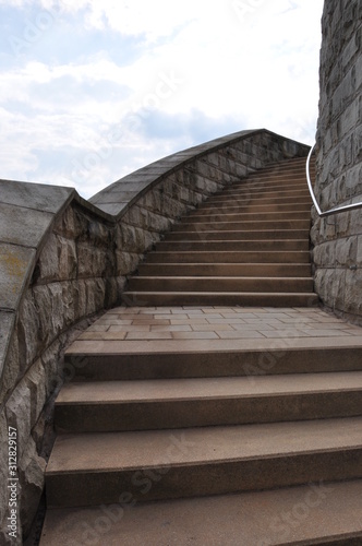 Steintreppe, aufwärts, breit