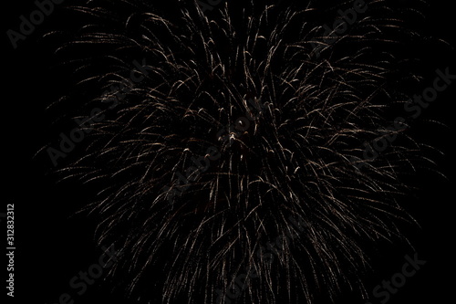 Feuerwerk vor dunklen Hintergrund - Neues Jahr - Silvester