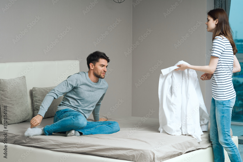 Obraz premium woman doing laundry