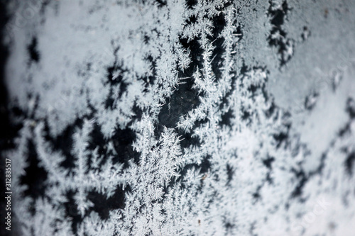 Eiskristalle an Fensterscheibe im Winter Frost