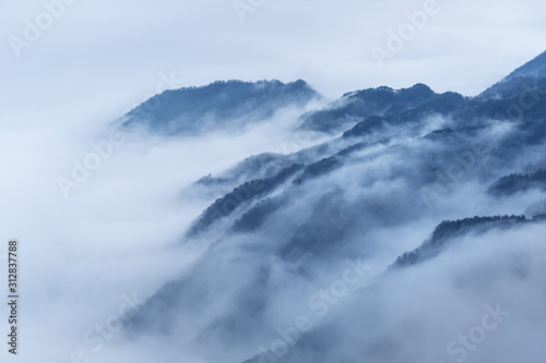 Fototapeta Naklejka Na Ścianę i Meble -  misty mountains of lushan