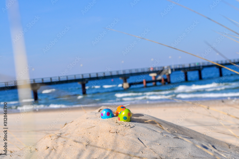 bunte Ostereier mit Punkten, Nordstrand, Göhren, Rügen