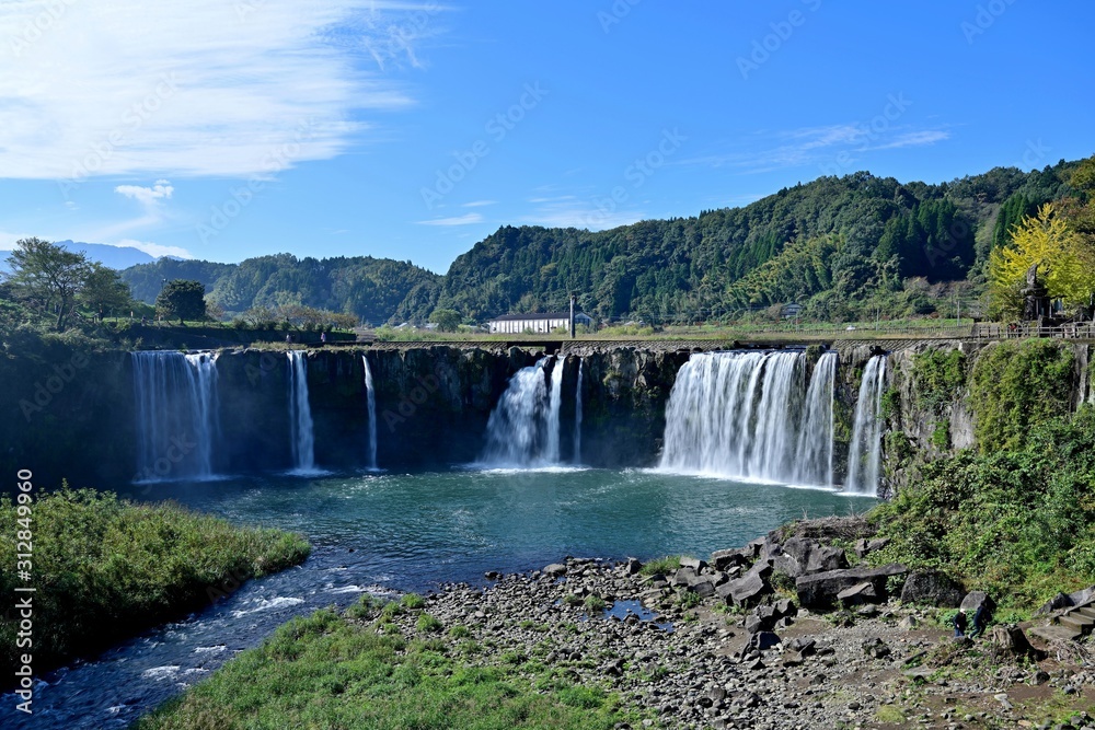 Fototapeta premium 東洋のナイアガラ（原尻の滝）の秋の情景＠大分