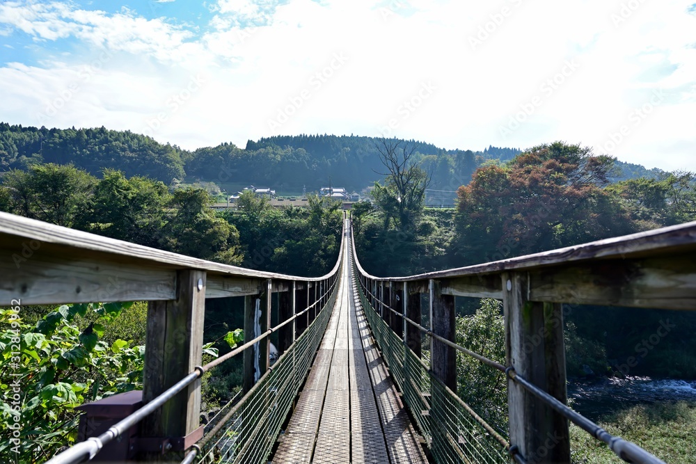 東洋のナイアガラ（原尻の滝）にかかる吊橋の情景＠大分