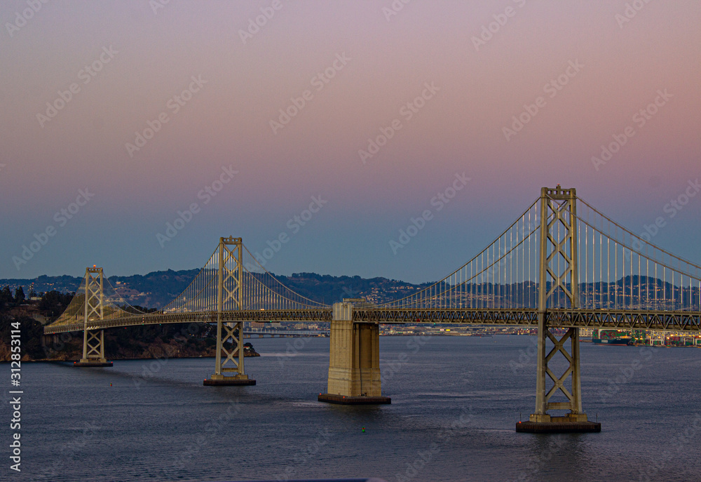 Obraz premium San Francisco bay bridge at dusk