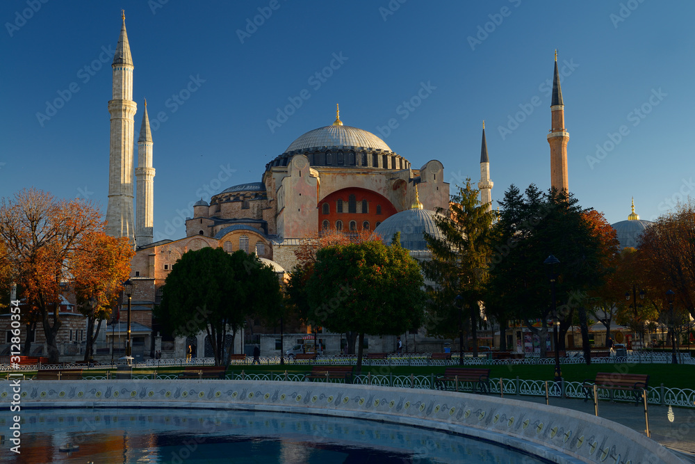 Φωτογραφία Early morning sun on the Hagia Sophia at fountain in Istanbul Turkey