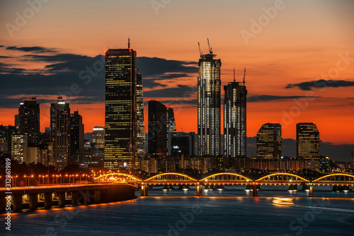 Seoul skyline sunset, Building 63 in Seoul and city skyline in Seoul, South Korea